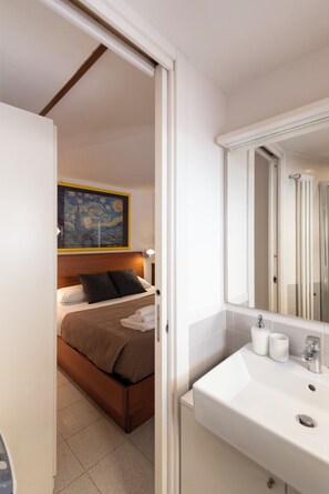 1 bedroom, iron/ironing board, travel cot, free WiFi