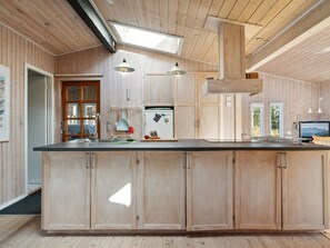 Jääkaappi, mikroaaltouuni, uuni, astianpesukone