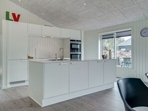 Køleskab, mikrobølgeovn, opvaskemaskine, køkkentøj/tallerkener/redskaber