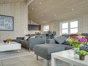 Fernseher, Kamin, DVD-Player