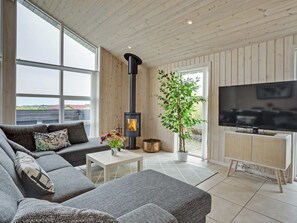 Fernseher, Kamin, DVD-Player