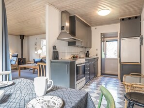 Køleskab, køkkentøj/tallerkener/redskaber