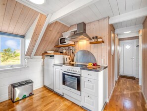 Køleskab, mikrobølgeovn, opvaskemaskine, køkkentøj/tallerkener/redskaber