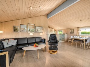 Fernseher, Kamin, DVD-Player