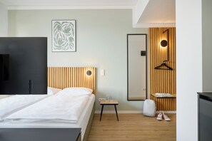 Estudio superior | Ropa de cama de alta calidad y espacio para trabajar con laptop 