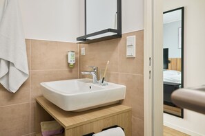 Standard Studio | Bathroom | Shower, hair dryer, towels, shampoo - appartello - smarttime living Berlin (Berlin)