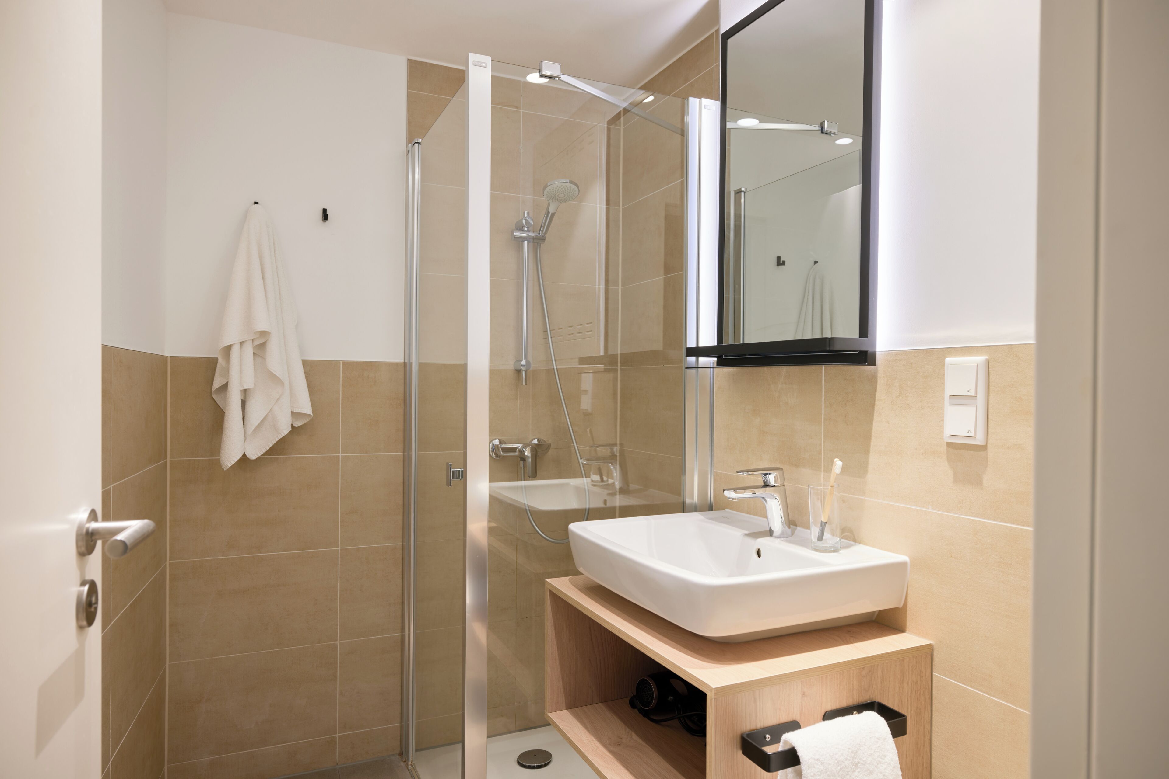 Dusche, Haartrockner, Handtücher, Seife