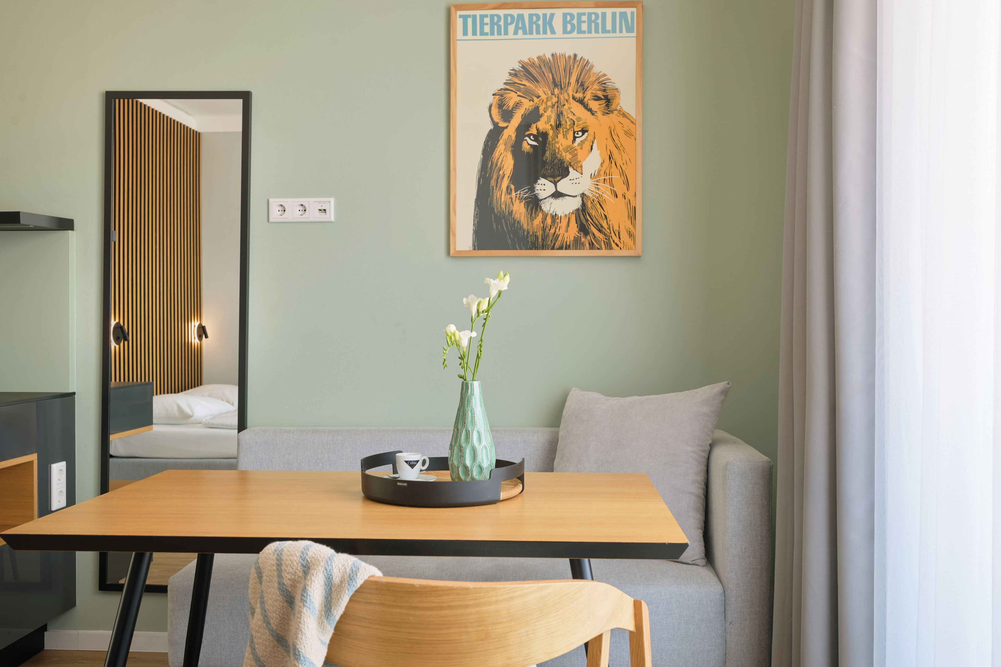 Comfort-Studio | Hochwertige Bettwaren, laptopgeeigneter Arbeitsplatz