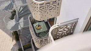 A spiral staircase, outdoor seating area, and a balcony with a view of the surrounding area. - appartello - smarttime living Berlin (Berlin)