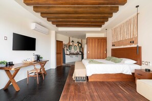 Edredons de pluma, frigobar, cofres nos quartos, escrivaninha