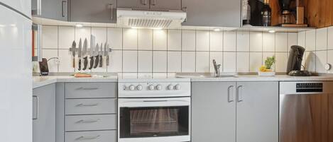 Kühlschrank, Mikrowelle, Geschirrspüler, Kochgeschirr/Geschirr/Besteck