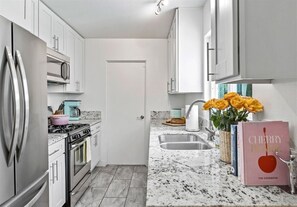 Kühlschrank, Mikrowelle, Ofen, Herdplatte