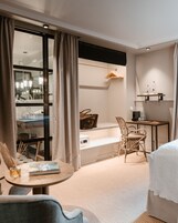 高级双人房 | 高档床上用品、Select Comfort 床、迷你吧、客房内保险箱