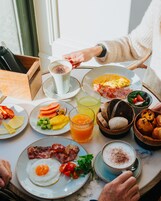 Sarapan prasmanan setiap hari (EUR 17.50 per orang)