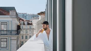 Suite premium - River view | Premium bedding, Select Comfort beds, minibar, in-room safe