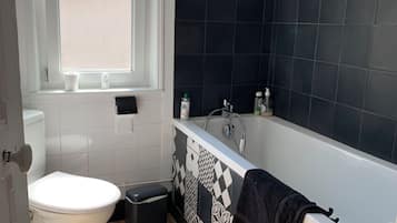 Douche, sèche-cheveux, savon, papier toilette