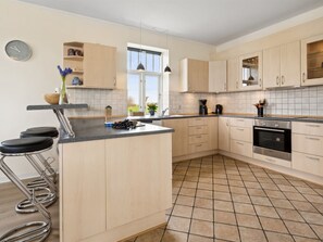 Fridge, microwave, dishwasher, cookware/dishes/utensils