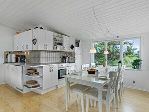 Kylskåp, mikrovågsugn, ugn och diskmaskin