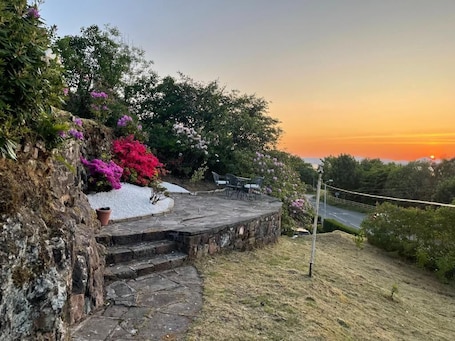 Outdoor dining. Studio Apartments