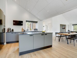 Kühlschrank, Mikrowelle, Ofen, Geschirrspüler