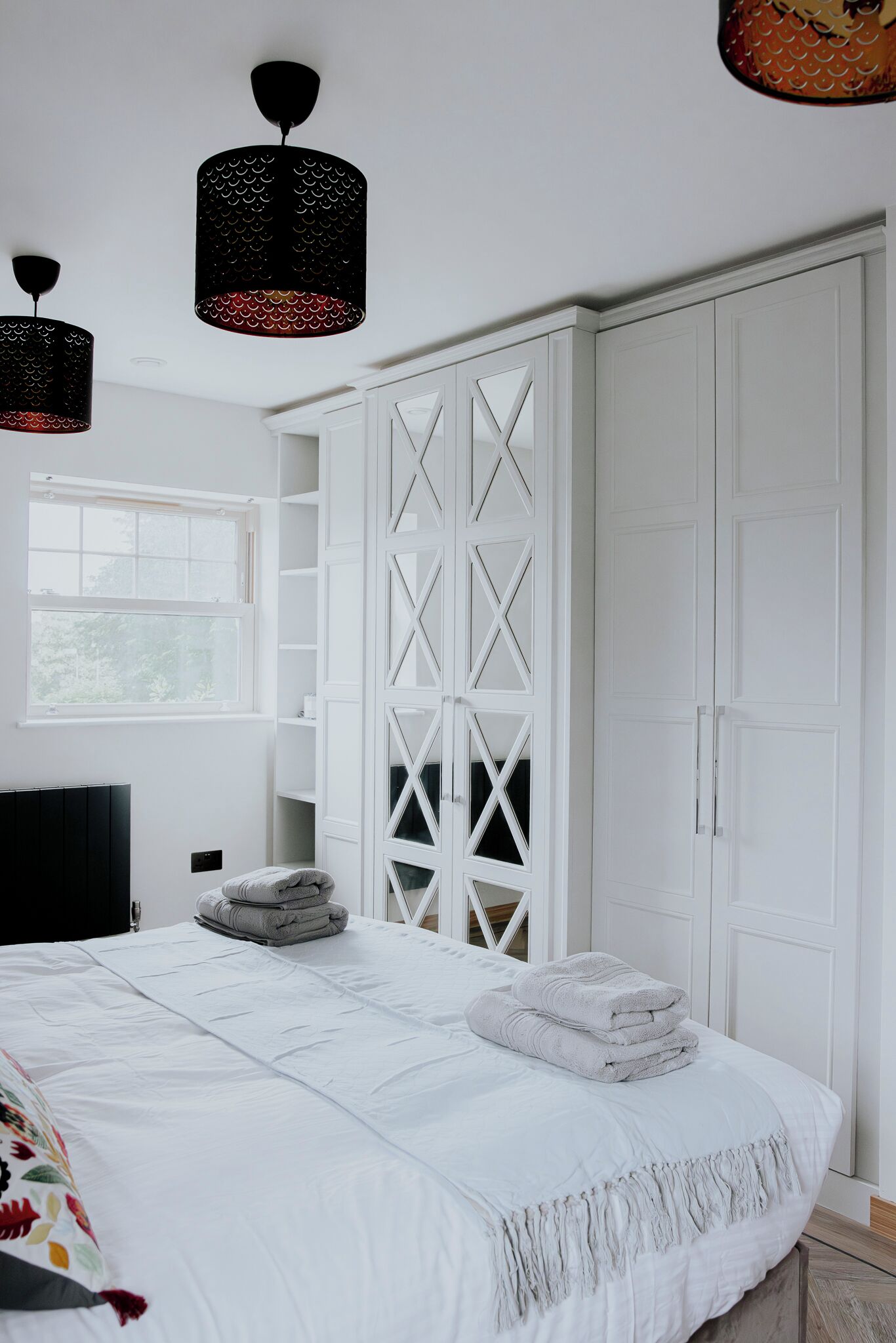 5 bedrooms, desk, iron/ironing board, travel crib