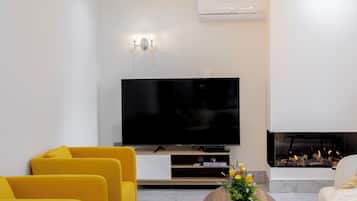 Smart TV, fireplace