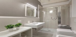 Secador de pelo, toallas, jabón, shampoo