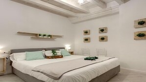 Quarto com cama, mesas de cabeceira, cabeceira de madeira e prateleiras na parede com plantas.