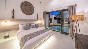 Une chambre moderne avec un grand lit, une vue sur une piscine et un balcon agrémenté de rideaux.