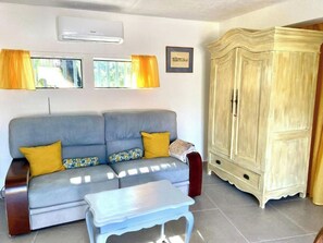 Fernseher, DVD-Player, Stereoanlage