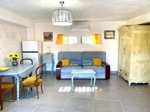 Een televisie, een dvd-speler en een stereo