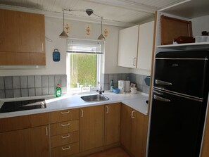 Køleskab, ovn, højstol, køkkentøj/tallerkener/redskaber