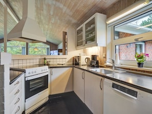 Jääkaappi, mikroaaltouuni, uuni, astianpesukone