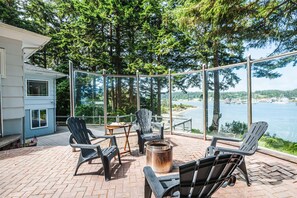 Terrace/patio - Harbor Mist - Incredible Views and Private Beach (Coos Bay)