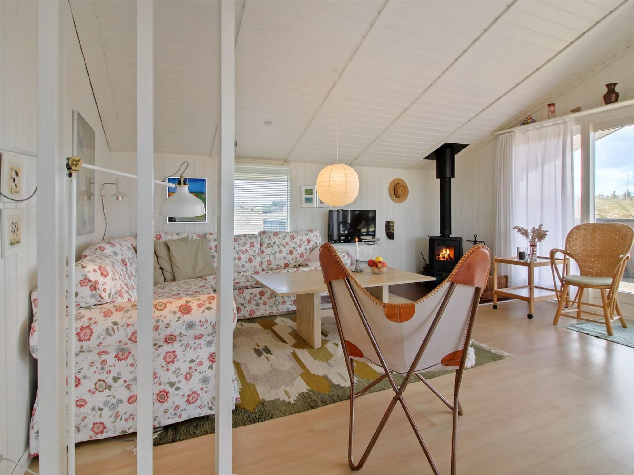 Ein gemütliches Wohnzimmer mit einer Couch, einem Esstisch und einem Kamin.