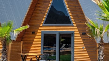 Deluxe-bungalow | Työpöytä, kannettavalle tietokoneelle sopiva työtila