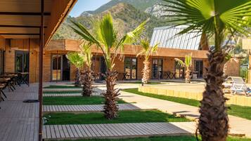 Basic Room | Desk, laptop workspace