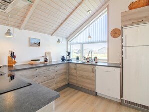 Kylskåp, mikrovågsugn, diskmaskin och grytor/köksredskap