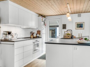 Kylskåp, mikrovågsugn, diskmaskin och grytor/köksredskap