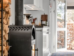 Køleskab, mikrobølgeovn, opvaskemaskine, køkkentøj/tallerkener/redskaber