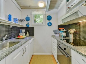 Kühlschrank, Mikrowelle, Geschirrspüler, Kochgeschirr/Geschirr/Besteck