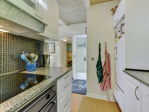 Kjøleskap, mikrobølgeovn, oppvaskmaskin og kjøkkenutstyr