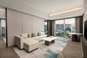 Premium bedding, down duvets, minibar, in-room safe - Crowne Plaza Jiangmen Binjiang by IHG (Jiangmen)