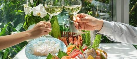 2 restaurants, breakfast, lunch, dinner served; dim sum