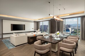 Suite, 1 cama de matrimonio grande (Ambassador) | Ropa de cama de alta calidad, edredones de plumas, minibar y caja fuerte