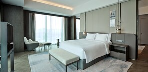 Suite, 1 habitación (Living Area) | Ropa de cama de alta calidad, edredones de plumas, minibar y caja fuerte
