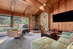 TV, fireplace - Villa de los Pinos 38- Nice, Centrally Located (Mammoth Lakes)