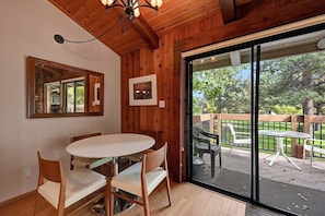 Dining - Villa de los Pinos 38- Nice, Centrally Located (Mammoth Lakes)