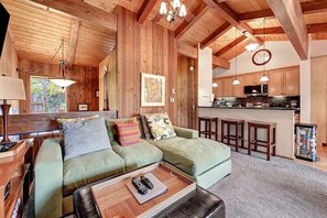 TV, fireplace - Villa de los Pinos 38- Nice, Centrally Located (Mammoth Lakes)