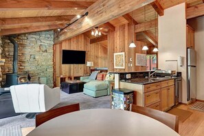 TV, fireplace - Villa de los Pinos 38- Nice, Centrally Located (Mammoth Lakes)